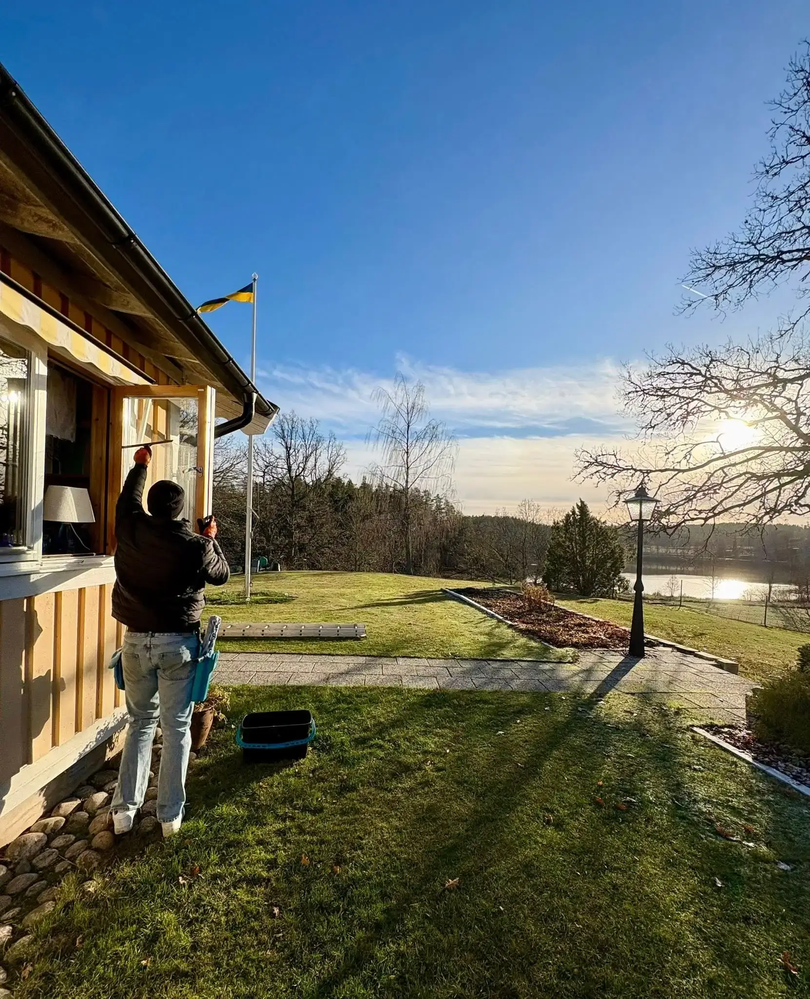 Granlund Fastighetsvård putsar fönster på ett hus i vackert Östergötland-landskap